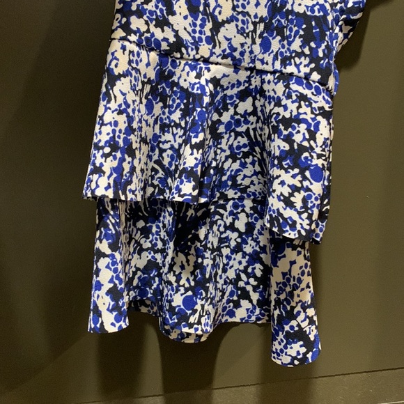 Banana Republic Flounce blouse. - Picture 4 of 8